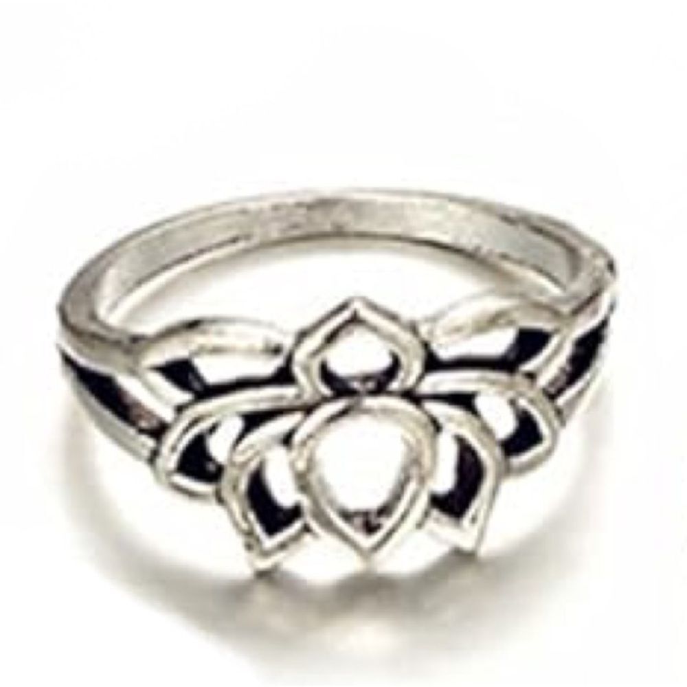 🚨 3 for $15 🚨 Silver Toned Lotus Ring